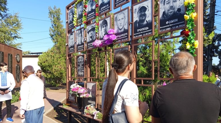 Хвилина мовчання та квіти до Стели пам’яті: як у Біляївці вшанували загиблих захисників