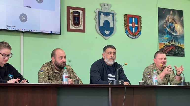 ДНК-експертизи, пошук і полон: про що говорили з родинами військових у Біляївці