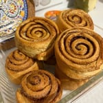 Сінабони з корицею та вершковим кремом