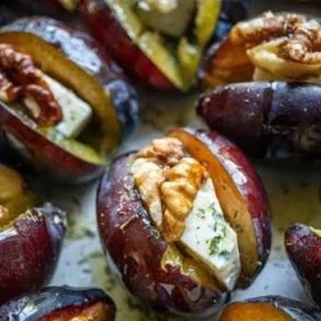 Запечені сливи з сиром і волоськими горіхами