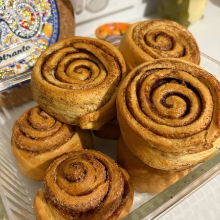 Сінабони з корицею та вершковим кремом