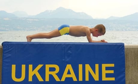 100 хвилин у планці: 7-річний хлопчик із П’ятихаток встановив п’ять рекордів України