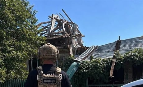 Вибиралися через вікно: поліцейські врятували подружжя після атаки РФ на П’ятихатки