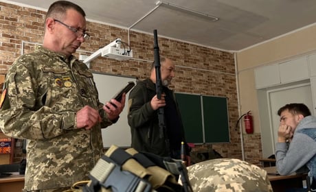 У Жовтих Водах школярам показали військове спорядження та пояснили, що має бути в аптечці захисника