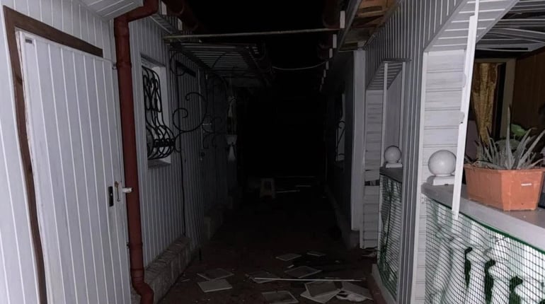 У П’ятихатках внаслідок атаки БпЛА пошкодило будинок: мешканець просить про допомогу