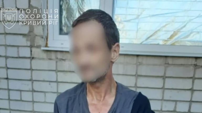 У Жовтих Водах поліцейські охорони затримали чоловіка, який пошкодив майно лікарні