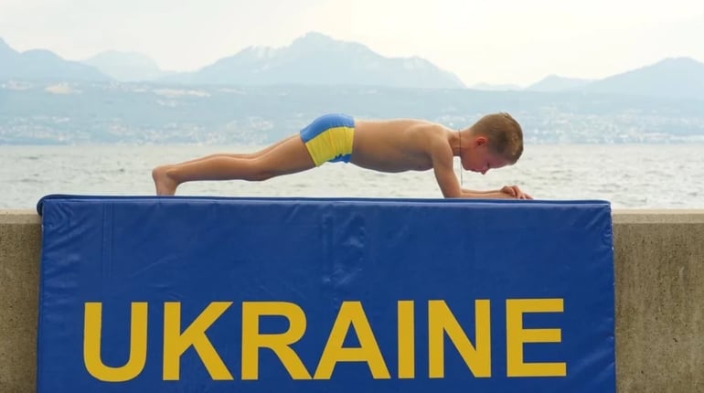 100 хвилин у планці: 7-річний хлопчик із П’ятихаток встановив п’ять рекордів України