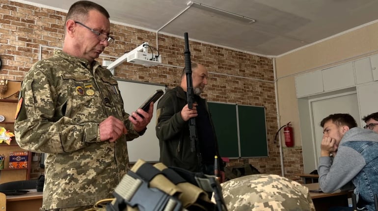 У Жовтих Водах школярам показали військове спорядження та пояснили, що має бути в аптечці захисника