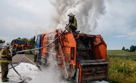 На Кременеччині загорівся сміттєвоз