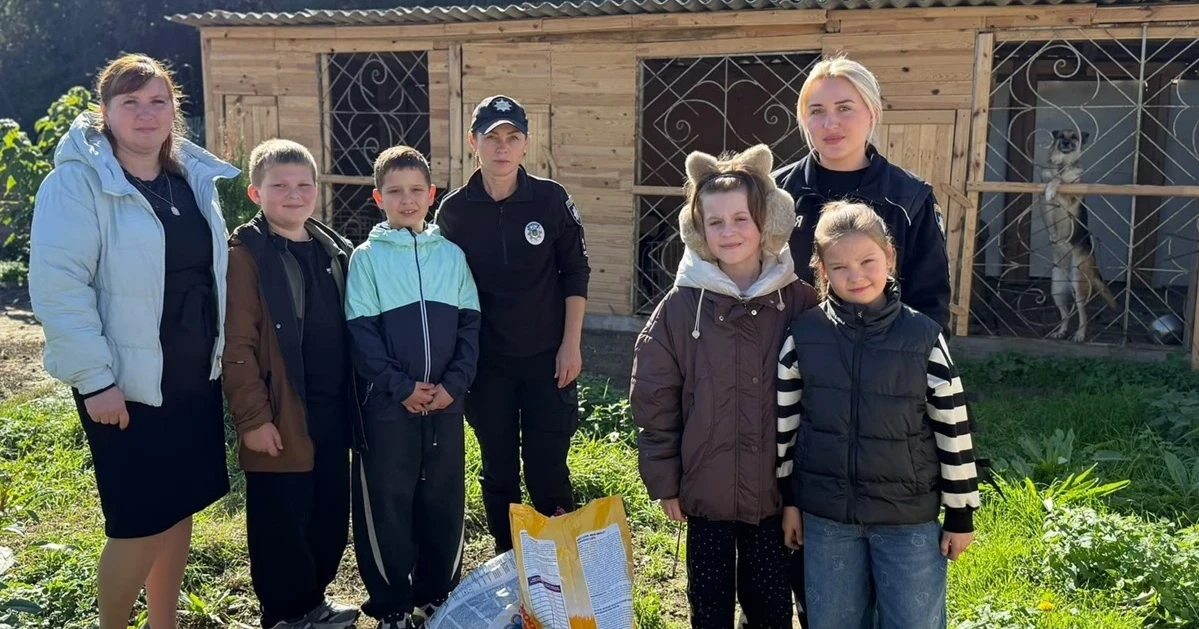 У Звягелі поліцейські та школярі підтримали притулок для тварин