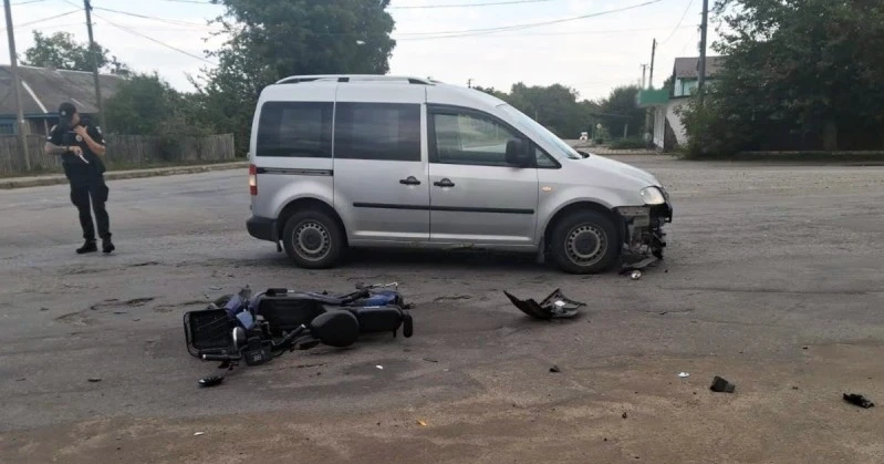 Після зіткнення автівки та електровелосипеда до лікарні потрапила водійка двоколісника