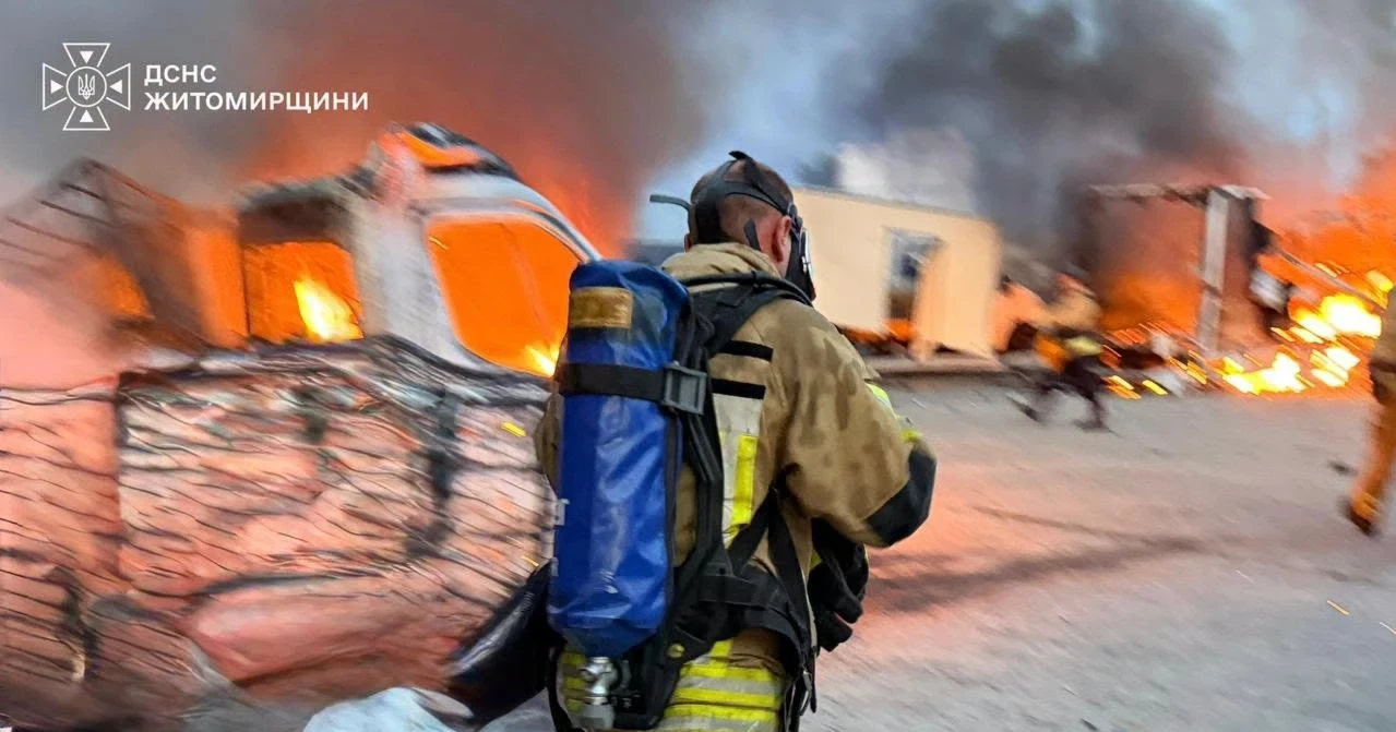 Рятувальники показали наслідки російського обстрілу Житомирщини: пожежу ліквідовано