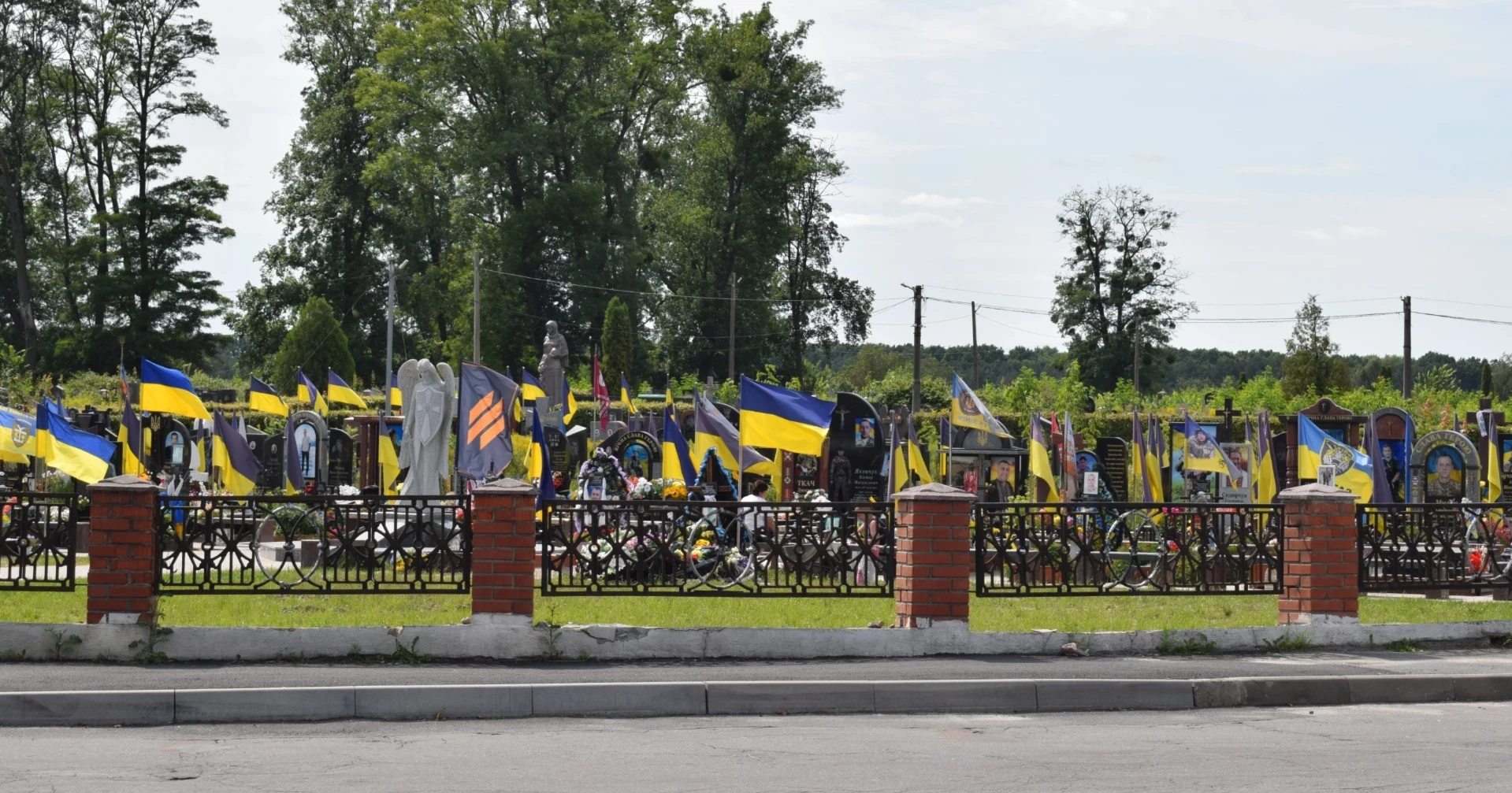 Наруга над могилою загиблого захисника: у Звягелі місцевий житель постане перед судом
