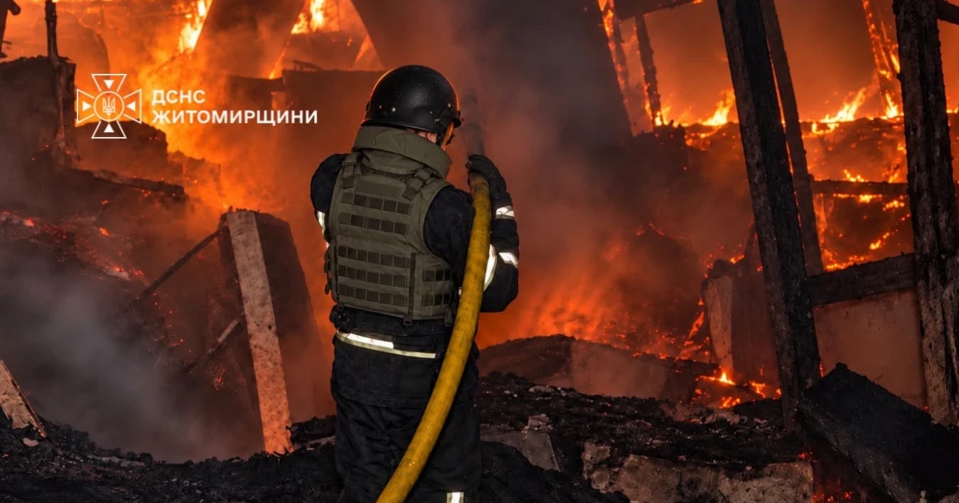 Росіяни завдали удару по приватному підприємству на Житомирщині: сталася пожежа