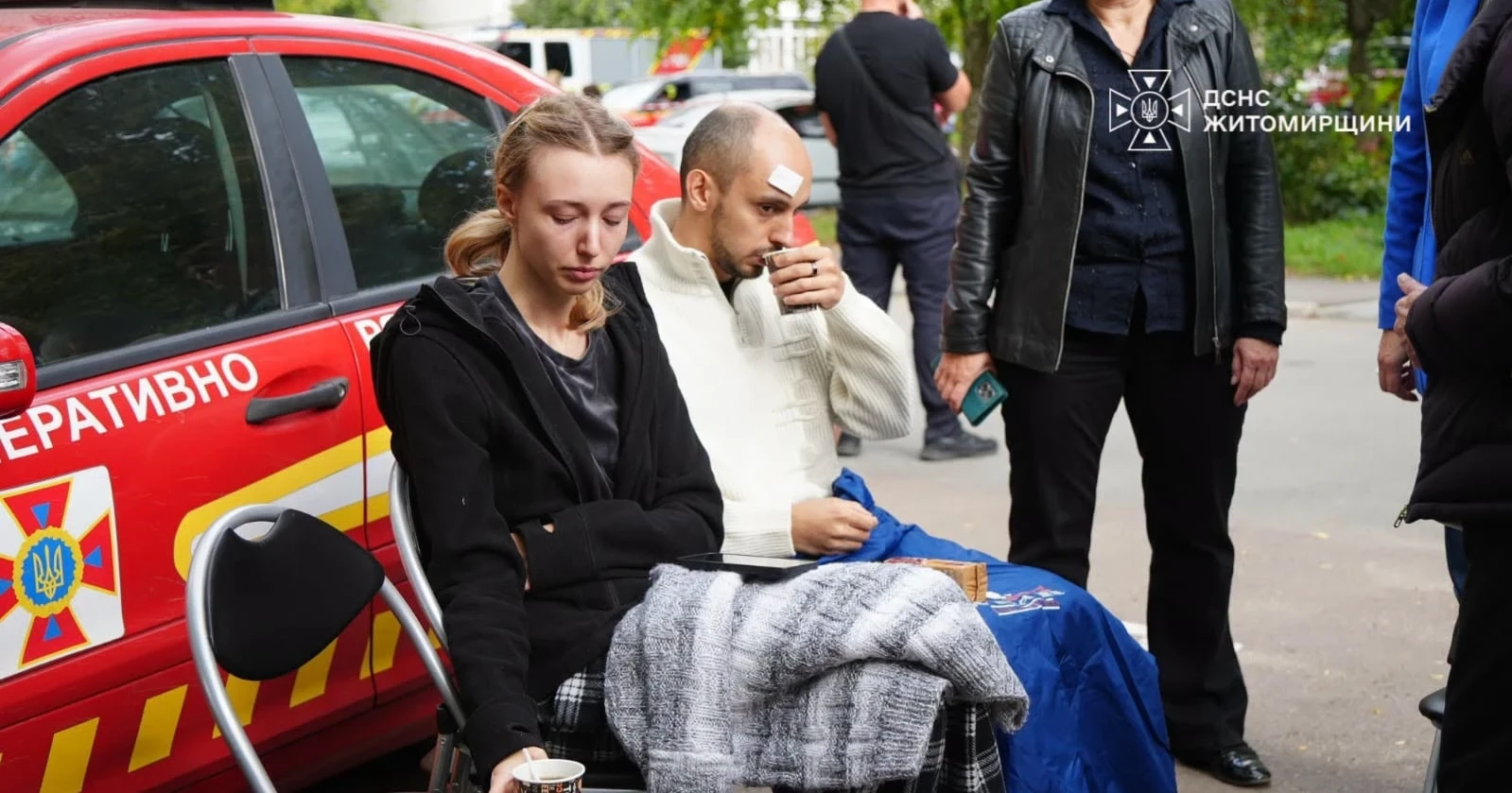 Рятувальники показали фото наслідків влучання дрона у багатоповерхівку на Житомирщині
