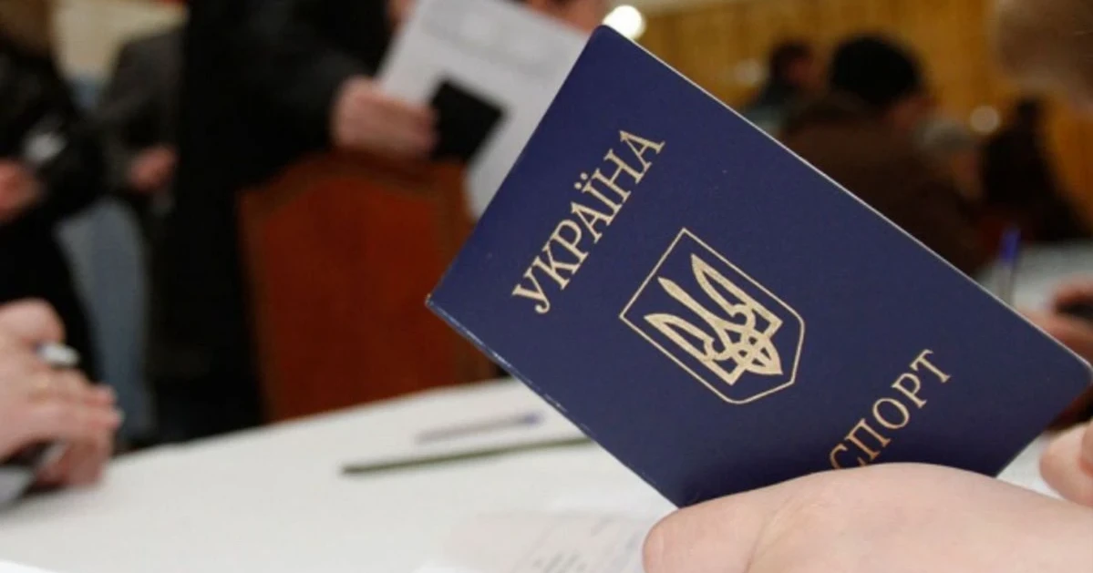 Коли потрібно вклеювати фото у паспорт-книжечку та які документи для цього потрібні