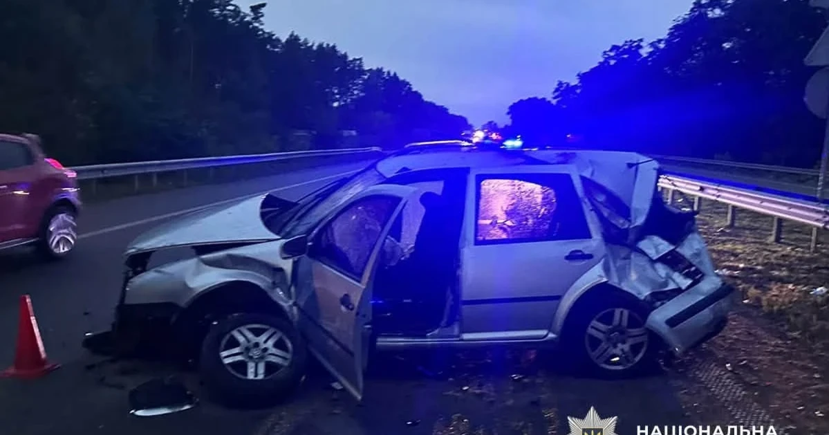 Автомобіль перекинувся на зустрічну смугу: троє звягелян травмувалися в ДТП