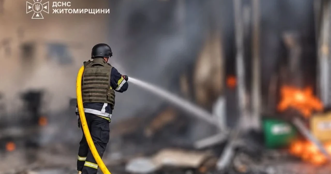 Рятувальники показали фото ліквідації пожеж на двох заправках Звягельщини