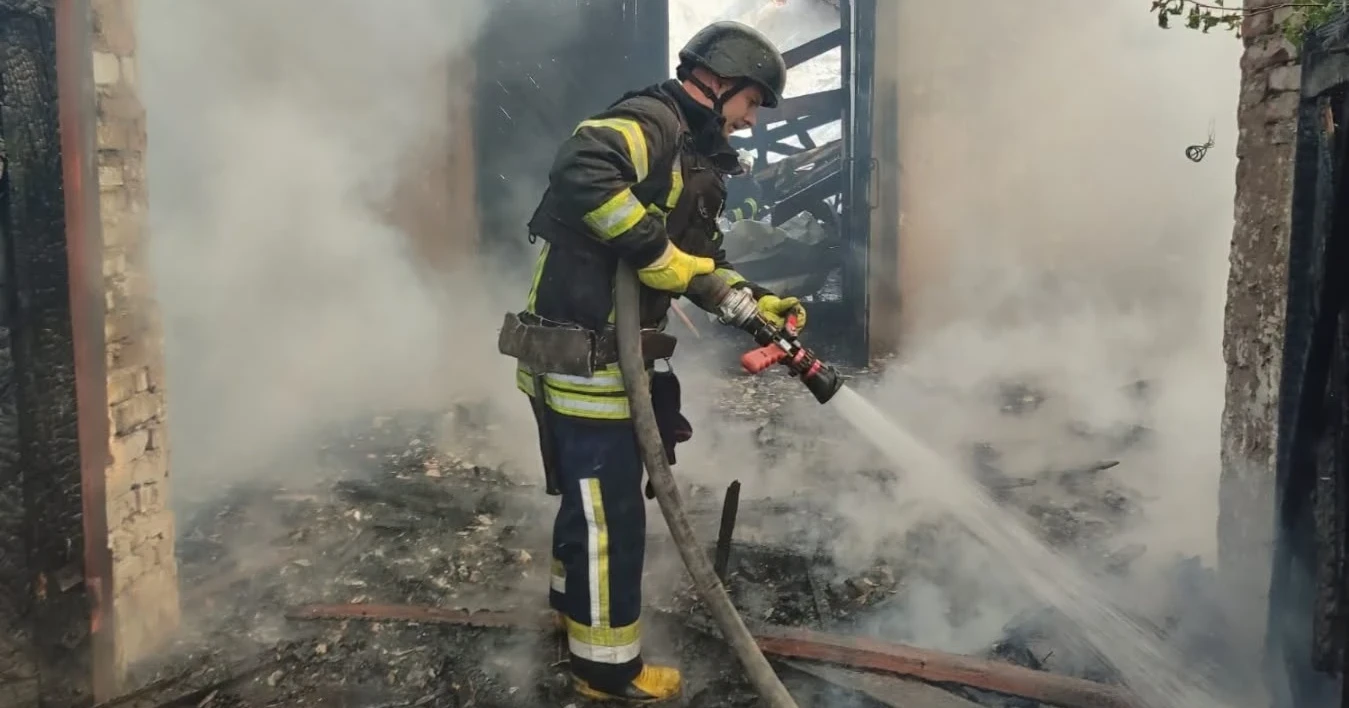 Рятувальники показали фото ліквідації наслідків атаки росіян на Житомирщину
