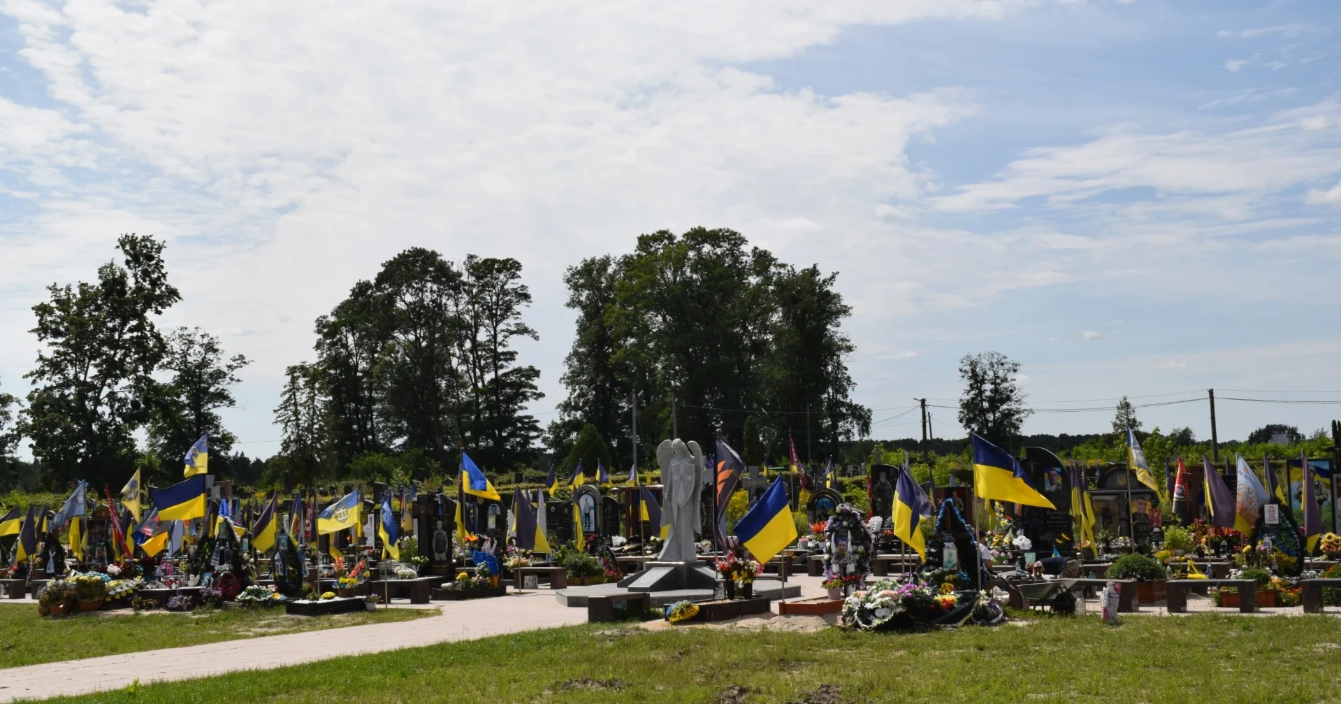 Крадуть квіти з цвинтаря? 6 способів віднадити злодіїв назавжди