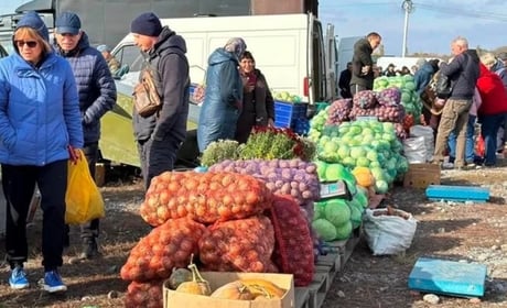 Біля ринку "Урожай" змінюють правила паркування та торгівлі по неділях