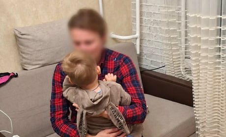 Вийшла на хвилинку до сусідки: у Звягелі рятувальники відкрили квартиру із зачиненим малюком