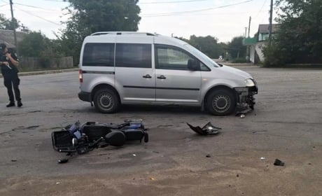 Після зіткнення автівки та електровелосипеда до лікарні потрапила водійка двоколісника