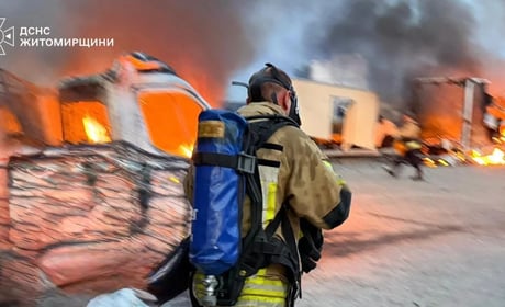 Рятувальники показали наслідки російського обстрілу Житомирщини: пожежу ліквідовано