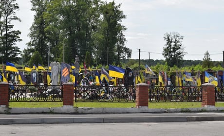 Наруга над могилою загиблого захисника: у Звягелі місцевий житель постане перед судом