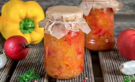 Банки розлітаються ще до зими: класичний рецепт домашнього лечо, який шукають усі