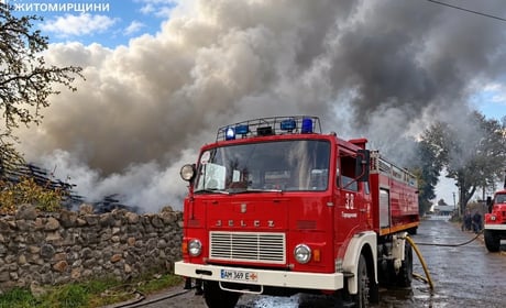 Вогонь охопив дахи двох будинків: на Звягельщині сталася пожежа