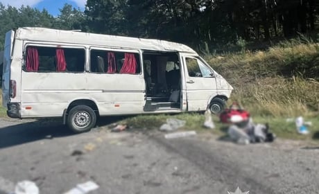ДТП на Житомирщині: маршрутка перекинулася після зіткнення з легковиком, є травмовані