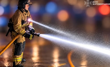 Удар по підприємству на Житомирщині: пожежу гасили 14 рятувальників