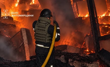 Росіяни завдали удару по приватному підприємству на Житомирщині: сталася пожежа