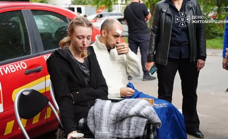 Рятувальники показали фото наслідків влучання дрона у багатоповерхівку на Житомирщині