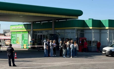 Акція протесту біля АЗС "WOG" у Звягелі: на заправці демонтують газовий модуль
