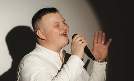 Звягелянин Роман Куницький переміг у "Караоке на майдані" у Житомирі