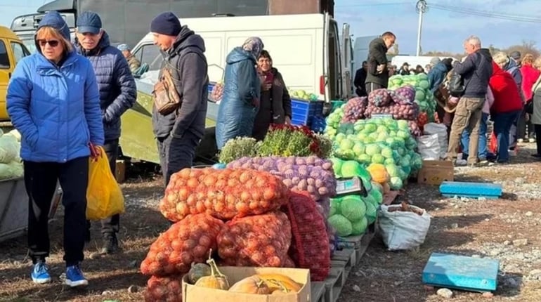 Біля ринку "Урожай" змінюють правила паркування та торгівлі по неділях