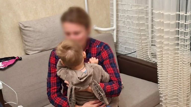 Вийшла на хвилинку до сусідки: у Звягелі рятувальники відкрили квартиру із зачиненим малюком