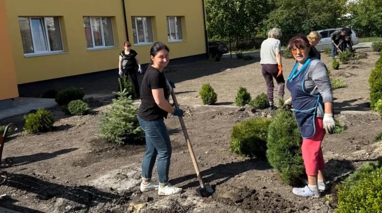 У Звягелі наводять лад навколо майбутнього дому для літніх людей та осіб з інвалідністю