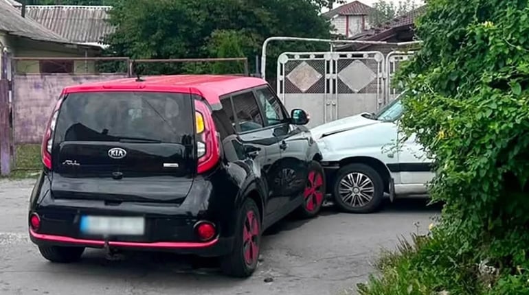 Поліція з'ясовує обставини ДТП у Звягелі за участю Kia та Peugeot