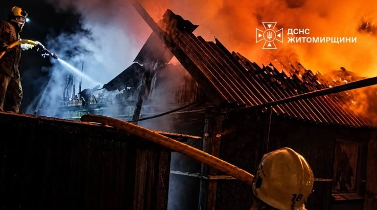 Вогонь знищив покрівлю: на Звягельщині рятувальники ліквідували пожежу у будинку