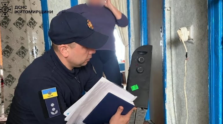 Майже 300 пожеж за 9 місяців: рятувальники перевіряють безпеку в оселях жителів Звягельщини