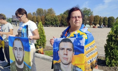 "Чекаємо, віримо, шукаємо": у Знам’янці родини зниклих безвісти Захисників вийшли на акцію