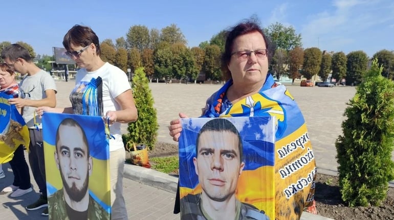 "Чекаємо, віримо, шукаємо": у Знам’янці родини зниклих безвісти Захисників вийшли на акцію