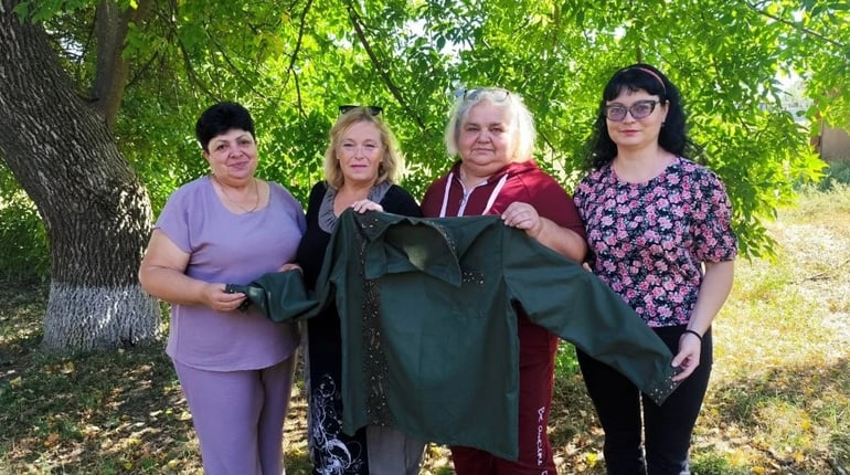 Сорочка надії: у Знам’янці Другій вишили оберіг для звільненого з полону земляка