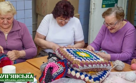 Понад 40 теплих килимків для Захисників виготовили матусі з Куп’янська