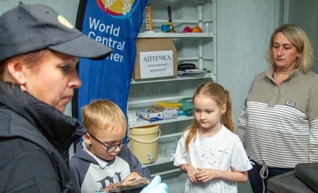 Поки діти надолужують знання, їх підтримують гарячими обідами