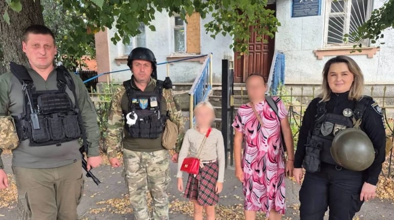 Поліцейські допомагають мешканцям Великобурлуцької громади виїхати з небезпечних сіл