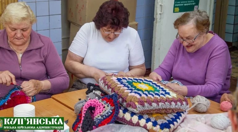 Понад 40 теплих килимків для Захисників виготовили матусі з Куп’янська